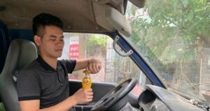 Uống đủ nước cũng sẽ khiến các bác tài đỡ cảm thấy sốc nhiệt khi lái xe tải