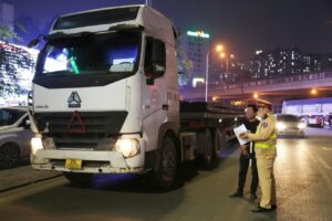 Dùng còi sai cách bị phạt ngu ăn loz