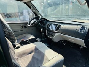 Vì nhiều bất tiện nên vô lăng xe được đặt lệch sang một bên thay vì ở giữa
